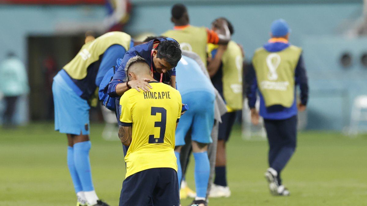 Piero Hincapié de Ecuador reacciona hoy, al final de un partido de la fase de grupos del Mundial de Fútbol Qatar 2022 entre Ecuador y Senegal en el estadio Internacional Jalifa en Doha (Qatar).