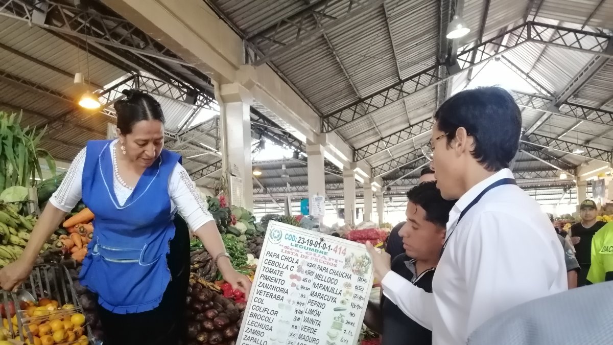 Mercado.- El comisario de la Intendencia de la Policía, Carlos Amores, pide a comerciante que actualice la lista de precios.
