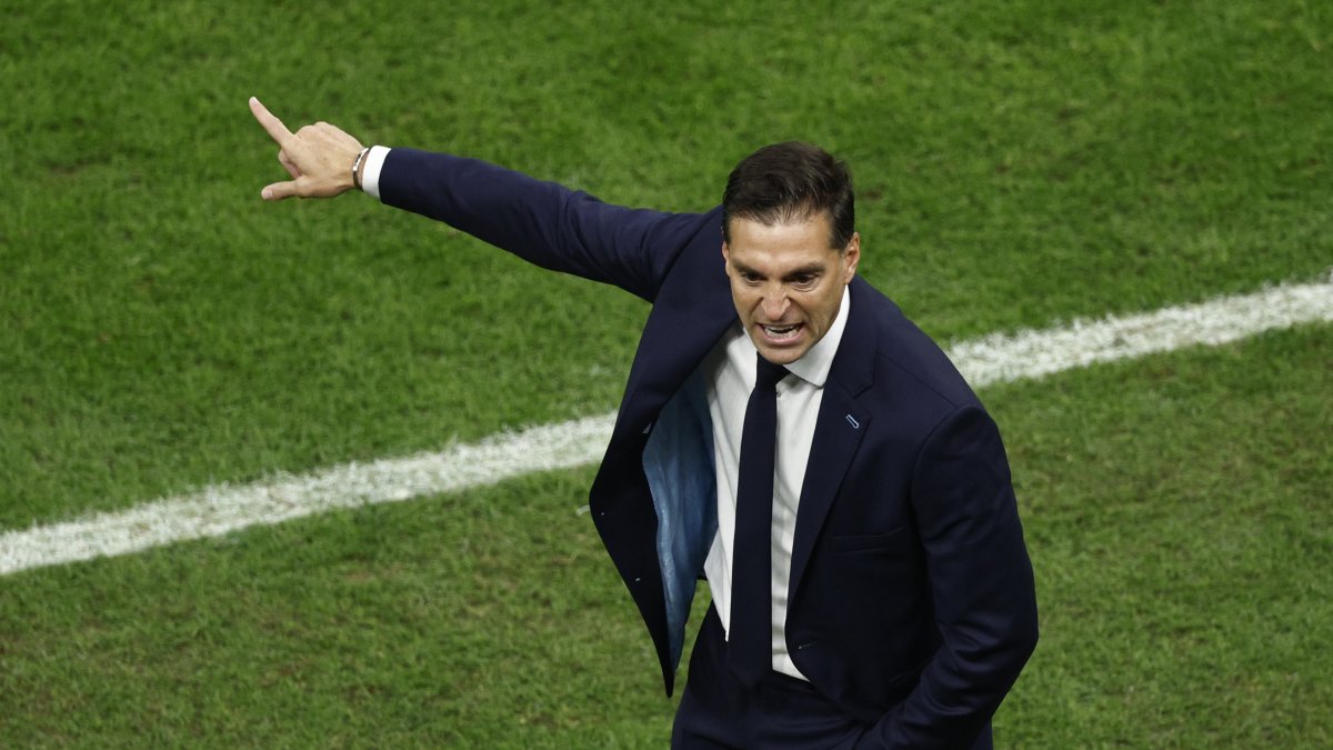 Diego Alonso, entrenador de Uruguay, da instrucciones en el duelo ante Portugal.