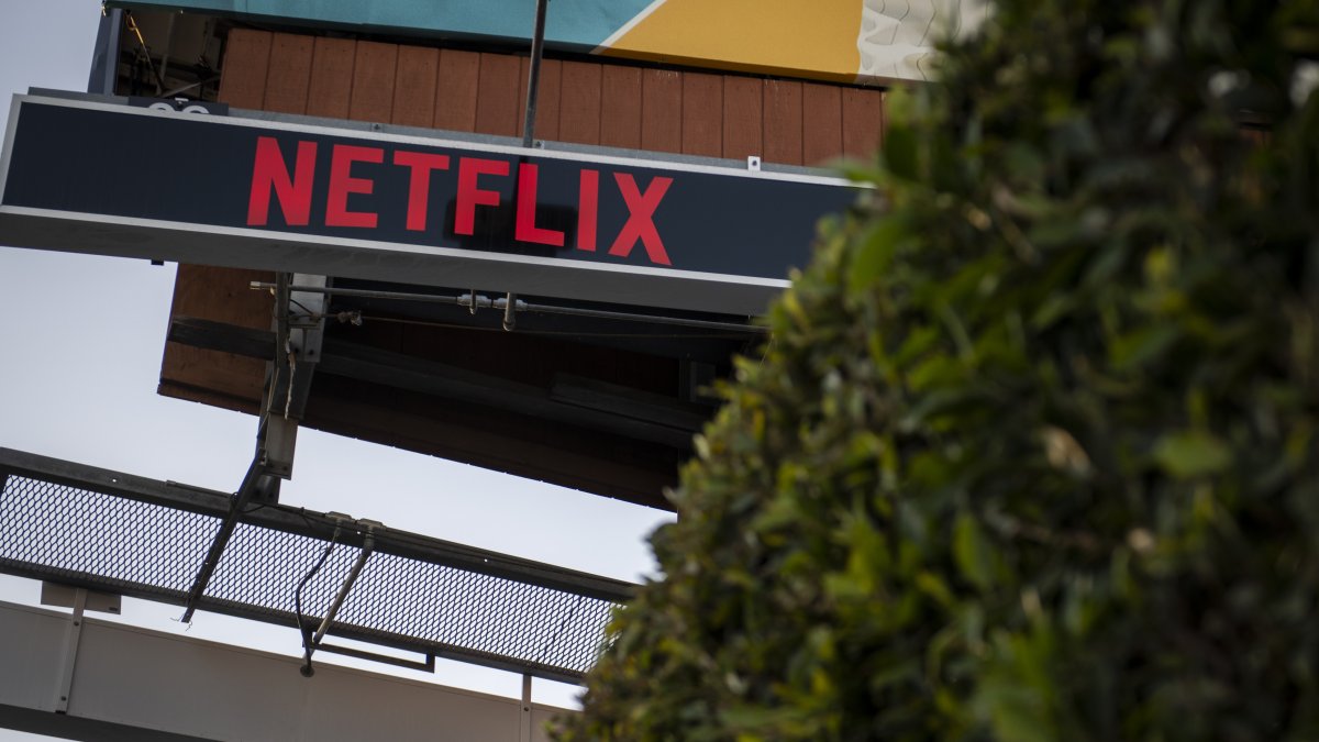 Fotografía de archivo en la que se registró un aviso de la plataforma de contenidos audiovisuales Netflix, en Los Ángeles (California, EE.UU.)