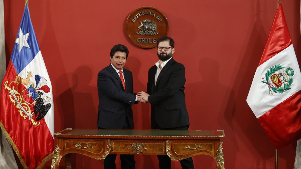 El presidente peruano, Pedro Castillo (i), junto a su homólogo chileno, Gabriel Boric (d), durante el IV Gabinete Binacional Chile-Perú, en en Santiago (Chile). /Elvis González