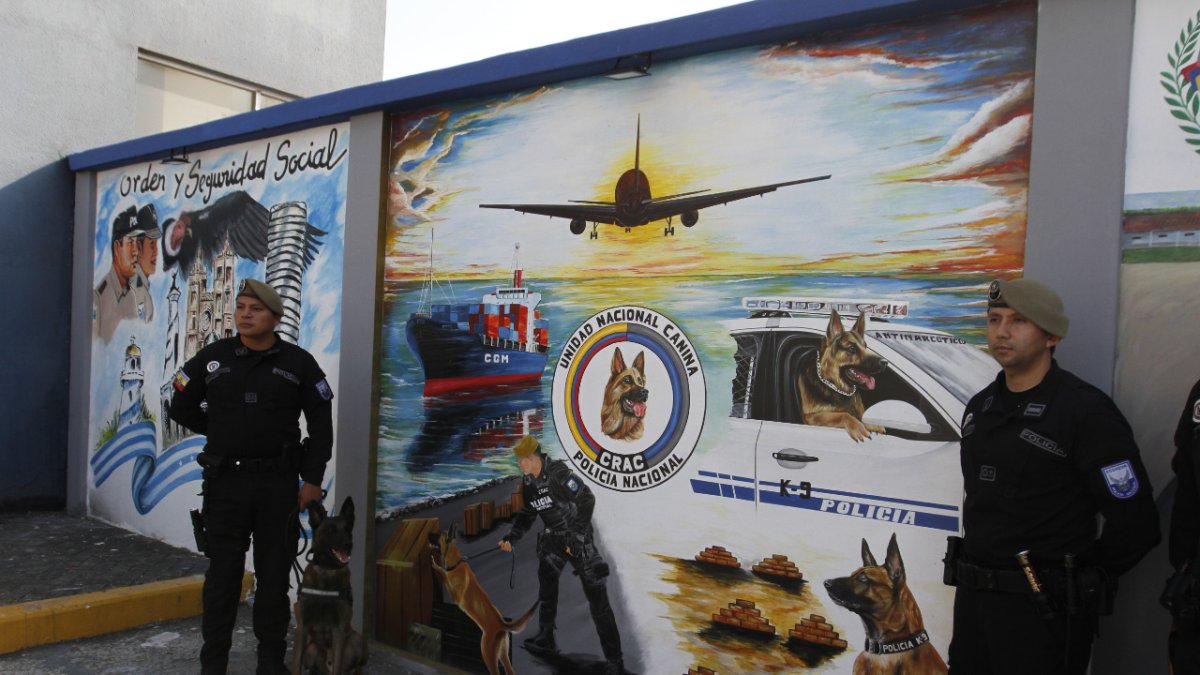 El primer lugar muestra un collage del trabajo policial en los puertos, aeropuertos y carreteras del país.
