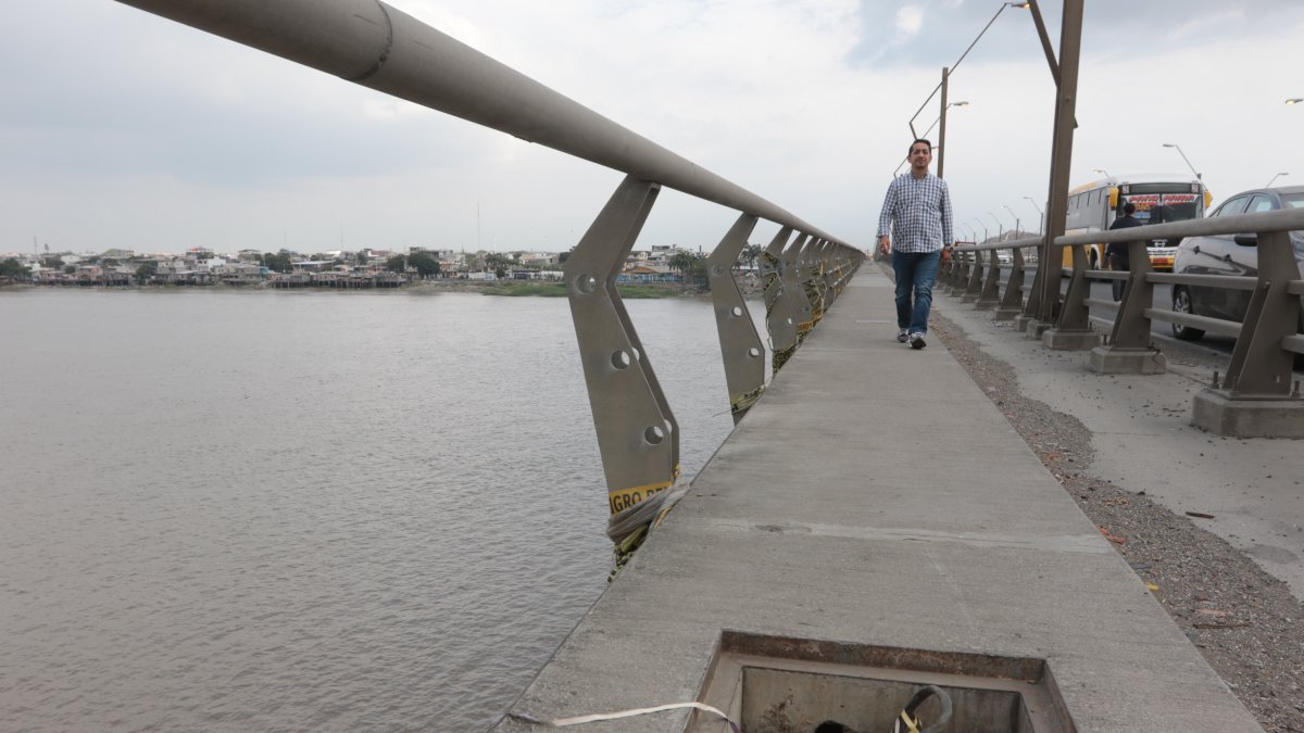 Puente de la Unidad Nacional.  Le hacen falta barandas, tapas de alcantarillas y un mantenimiento.
