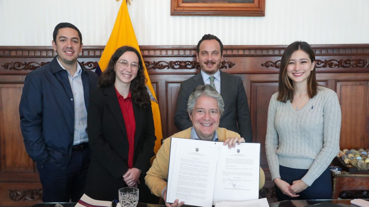 El presidente Guillermo Lasso y miembros de su gabinete.