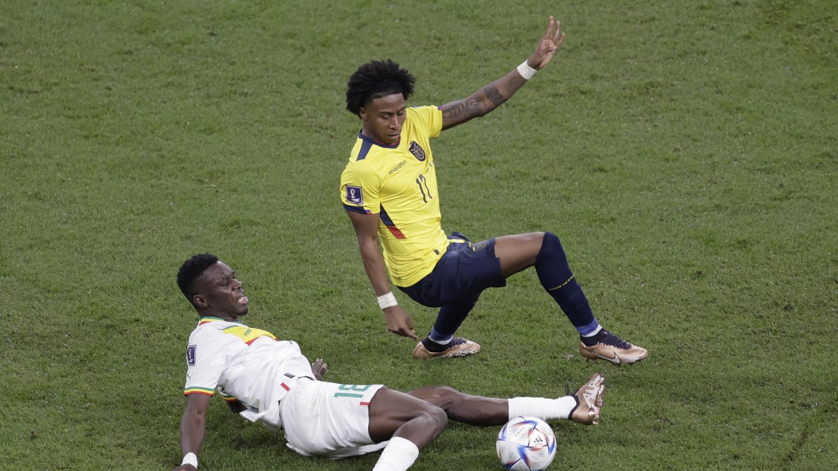 Angelo Preciado (arriba) de Ecuador disputa un balón con Ismaila Sarr de Senegal.