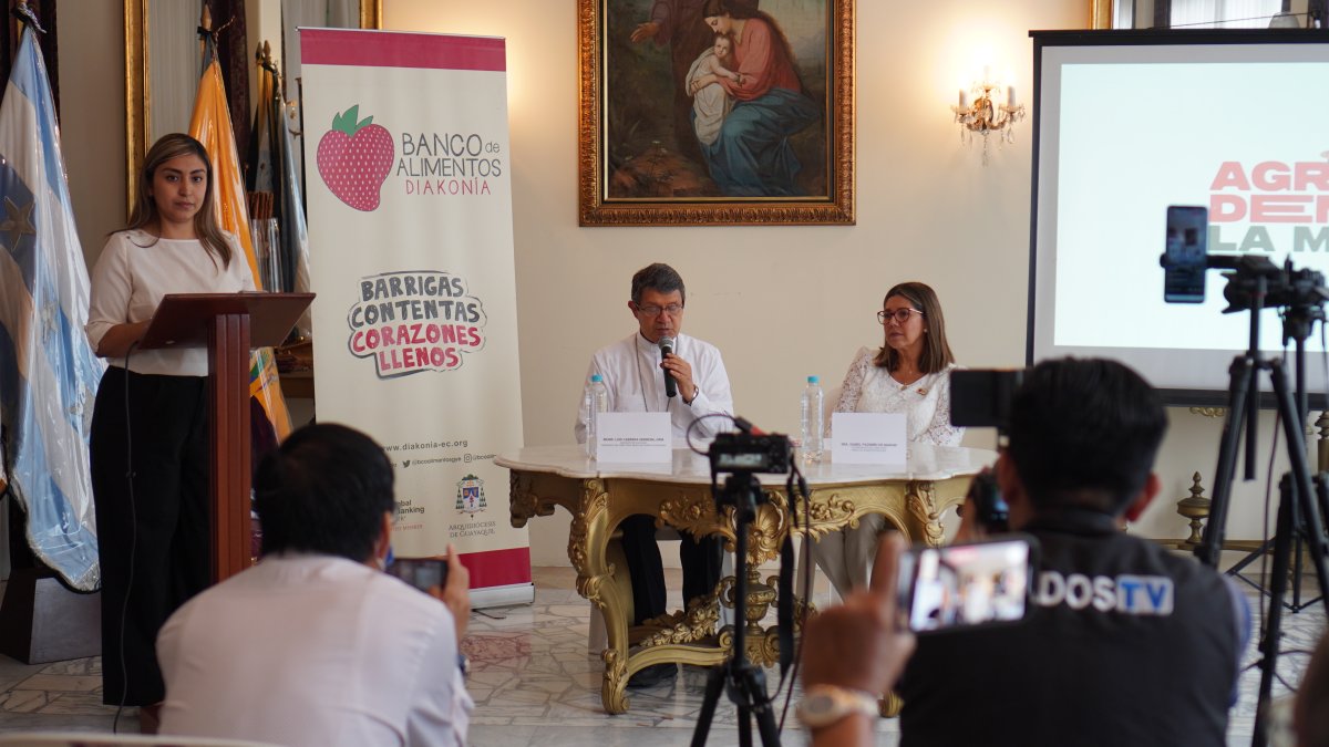 Guayaquil. El arzobispo Luis Cabrera en la presentación.