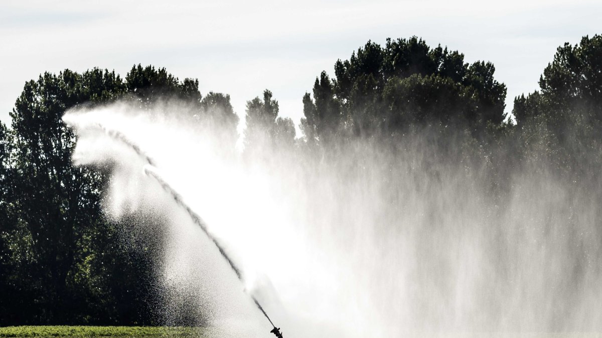 En la imagen de archivo, un granjero riega su campo en Landelijk, Países Bajos.  //Remko de Waal