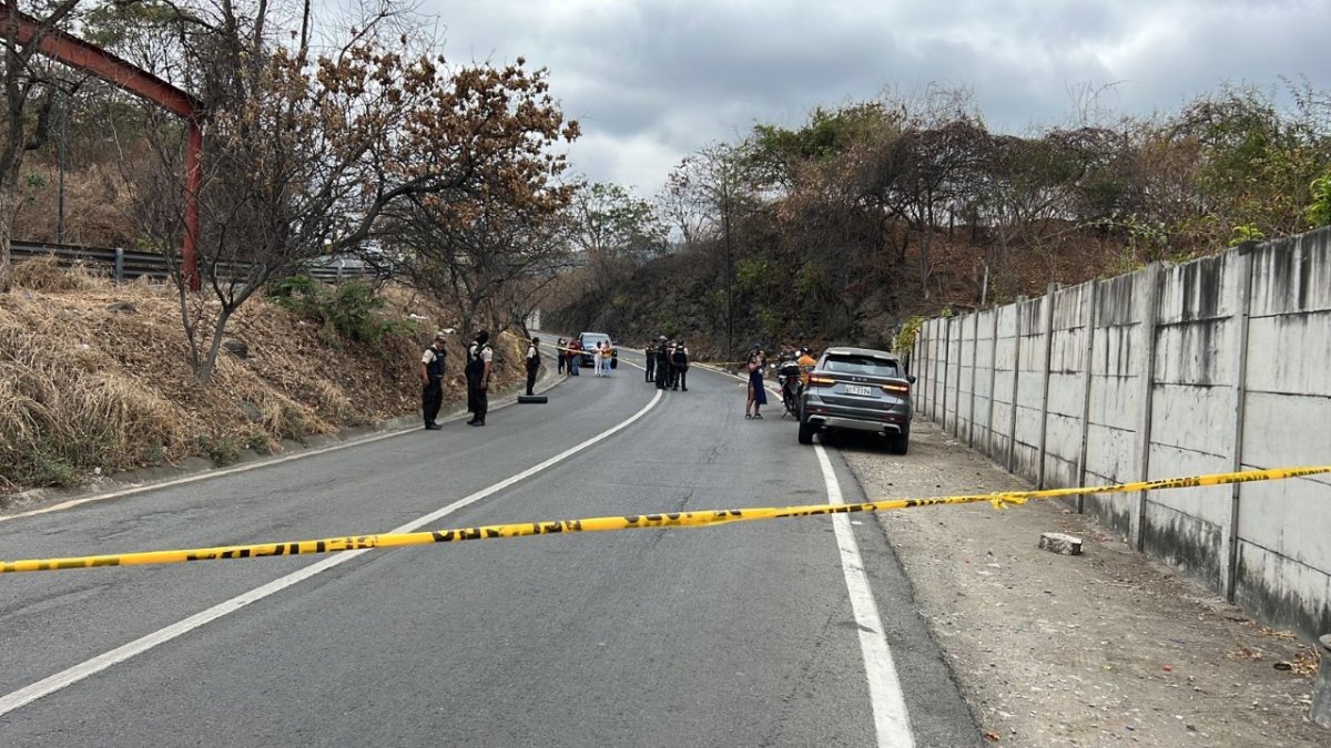 Guayaquil. En este tramo que une la vía a la costa con la Perimetral fue dejado el cuerpo de Alvarado Villamar.