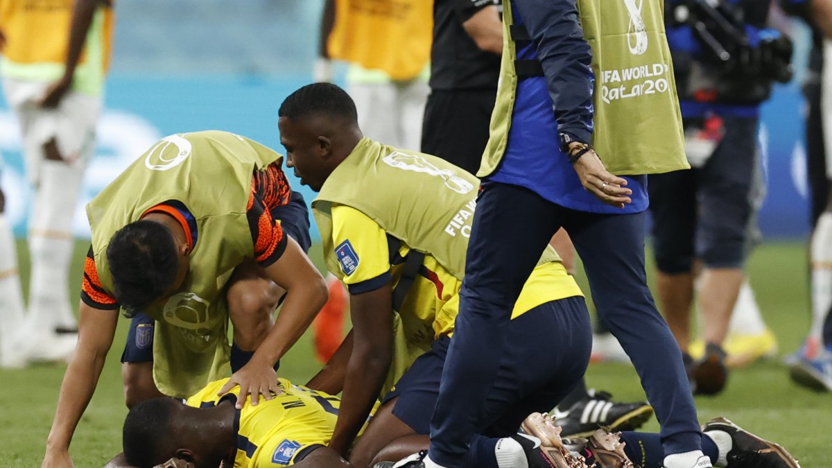 Moisés Caicedo, seleccionado ecuatoriano, llora desconsoladamente en el césped del estadio Internacional Khalifa mientras sus compañeros tratan de darle ánimos luego de la eliminación de la Tricolor del Mundial de Qatar.