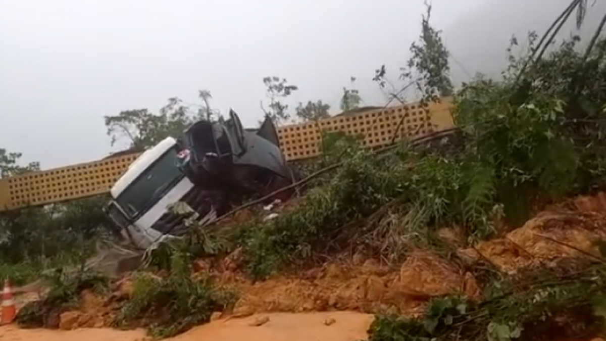 Según el Cuerpo de Bomberos, el deslizamiento de tierras  interrumpió el tránsito, en el kilómetro 669 de la carretera federal BR 376, en la jurisdicción de Guaratuba