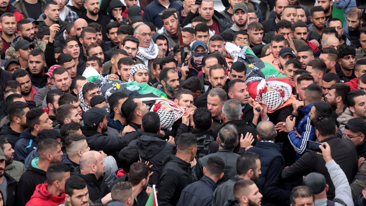 Palestinos asisten al funeral de los hermanos Jawad y Thafer Al-Remawi en la aldea de Beit Rema, cerca de la ciudad cisjordana de Ramallah, el 29 de noviembre de 2022. /ALAA BADARNEH