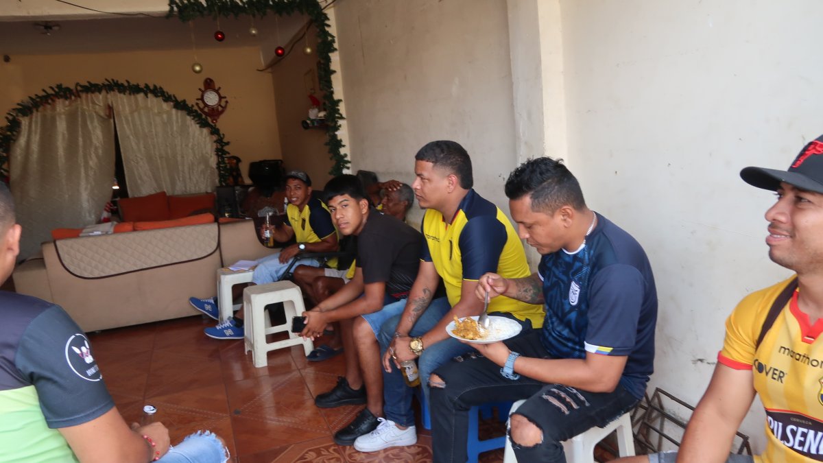 En las intersección de las calles 17 y la L varios amigos de Platita se reunieron.