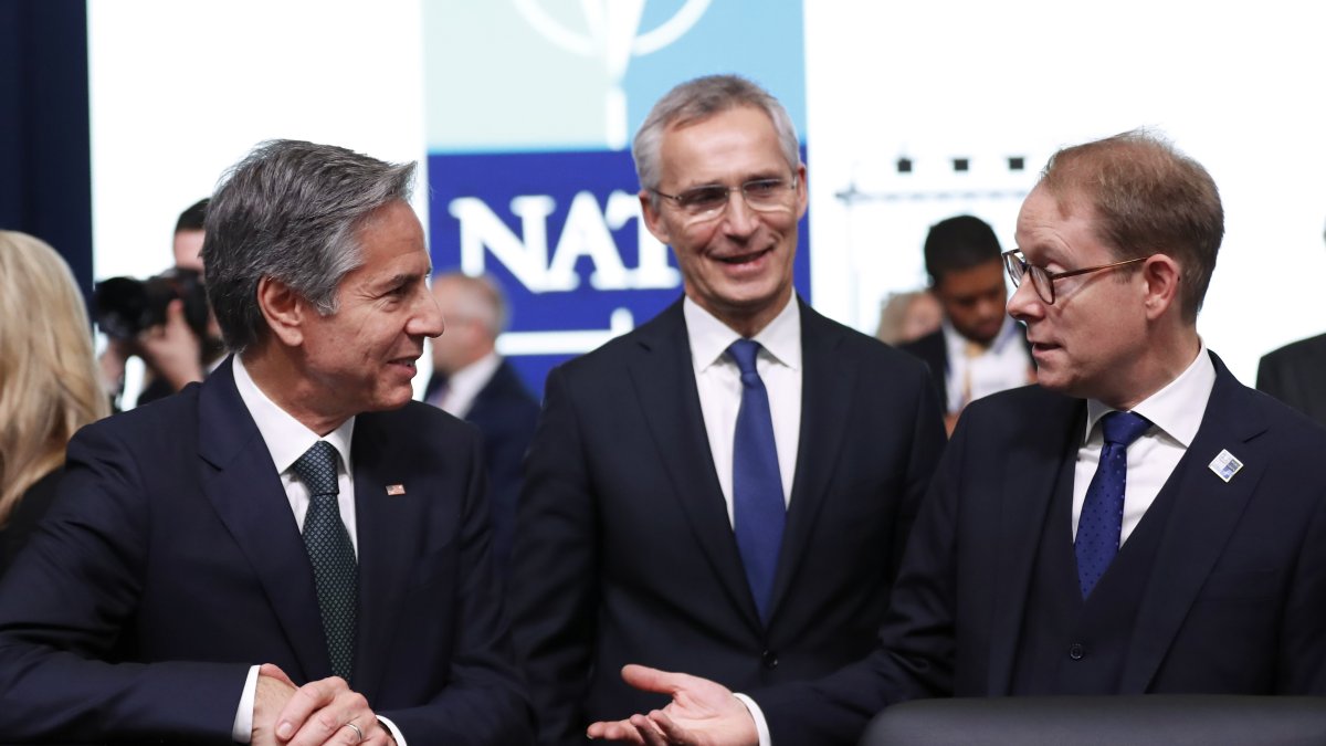 Eel secretario general de la Alianza, Jens Stoltenberg (c),