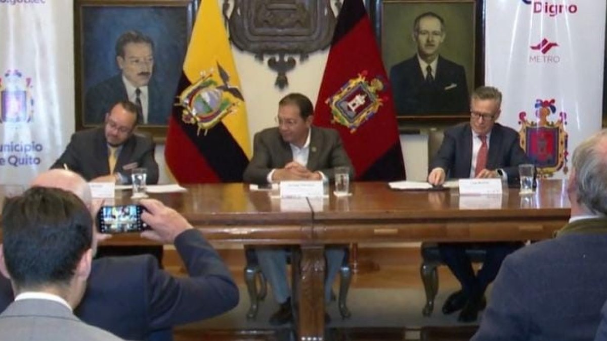 Convenio. El alcalde Santiago Guarderas firmó el convenio de operación de la primera línea del Metro de Quito.