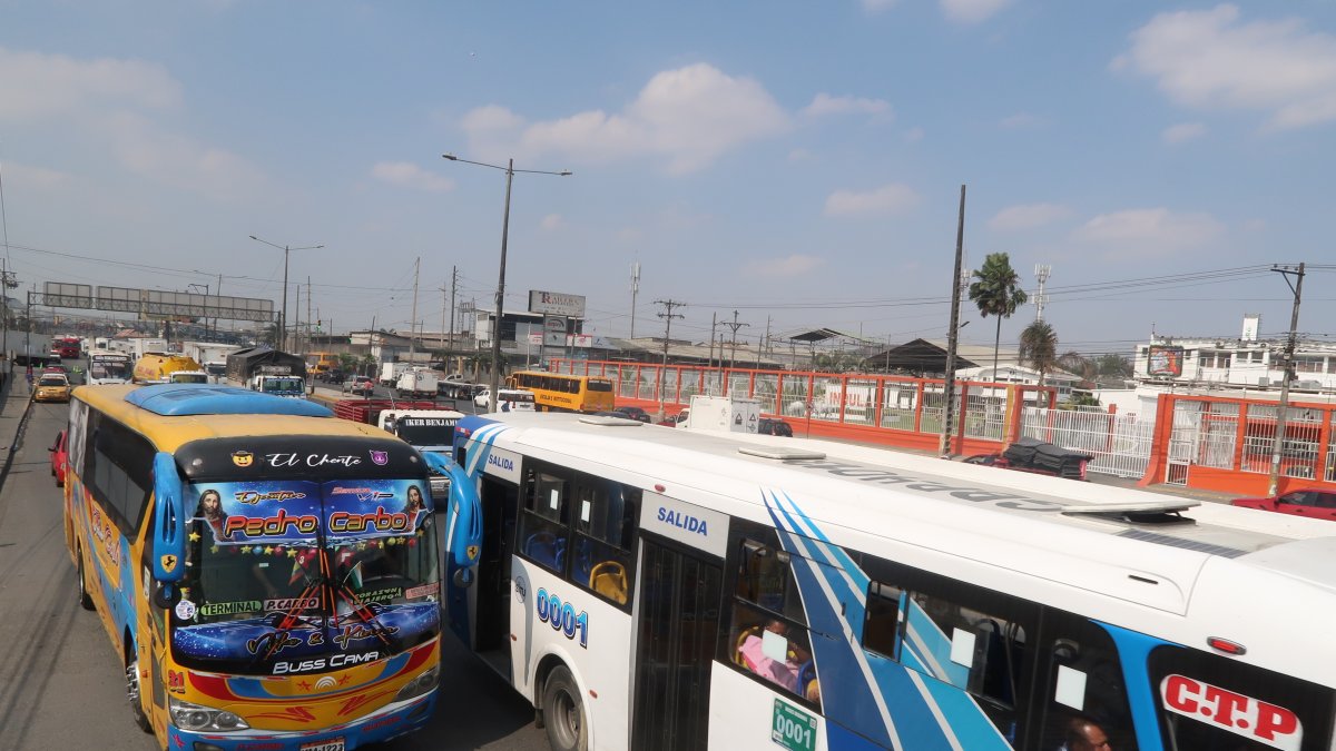 Malestar.  Los usuarios de esta vía aquejan por una solución vial que permita la fluidez vehicular durante los siniestros que se den en esta calle.