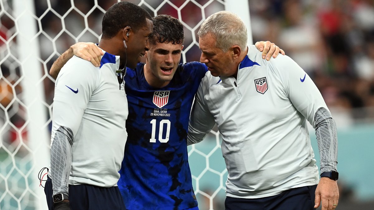 El cuerpo médico estadounidense ingresó al campo de juego para atender al delantero Christian Pulisic.