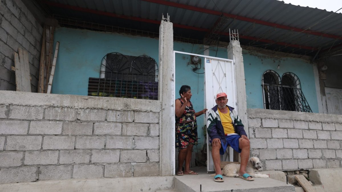 En este domicilio resultaron heridas una mujer y su sobrina de 15 años.