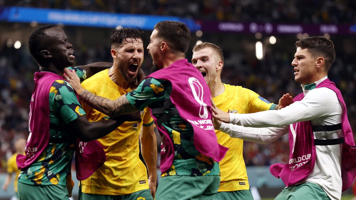Mathew Leckie (2L) de Australia celebra con sus compañeros el 1-0 en Al Janoub Estadio en Al Wakrah, Qatar, 30 noviembre 2022.