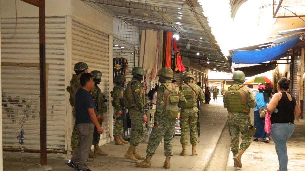 Los militares llegaron a la bahía para junto a la Policía investigar el origen de los mensajes.