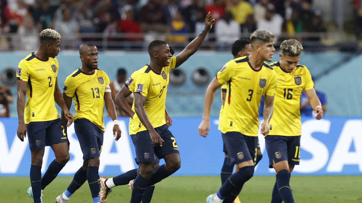 Moisés Caicedo (c) de Ecuador celebra un gol , en un partido de la fase de grupos del Mundial de Fútbol Qatar 2022 entre Ecuador y Senegal.