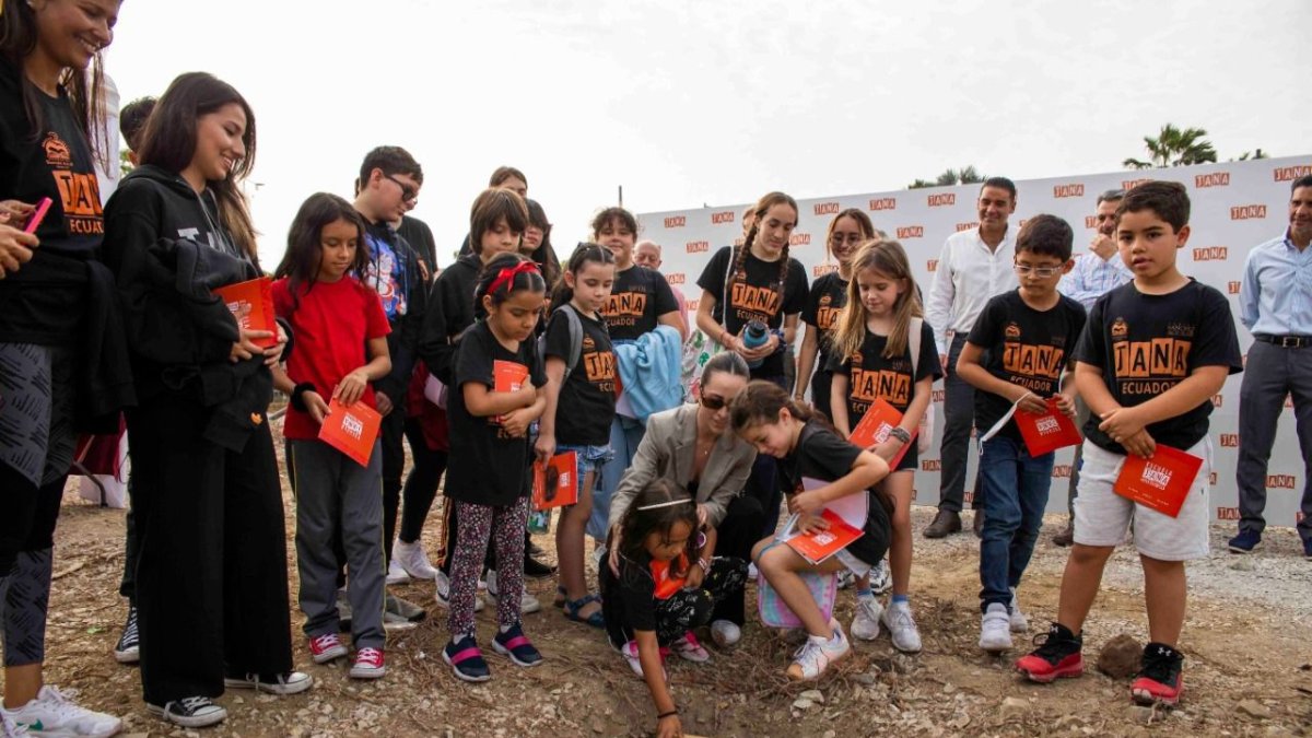 Actividad. Los niños participaron en la colocación de la primera piedra.