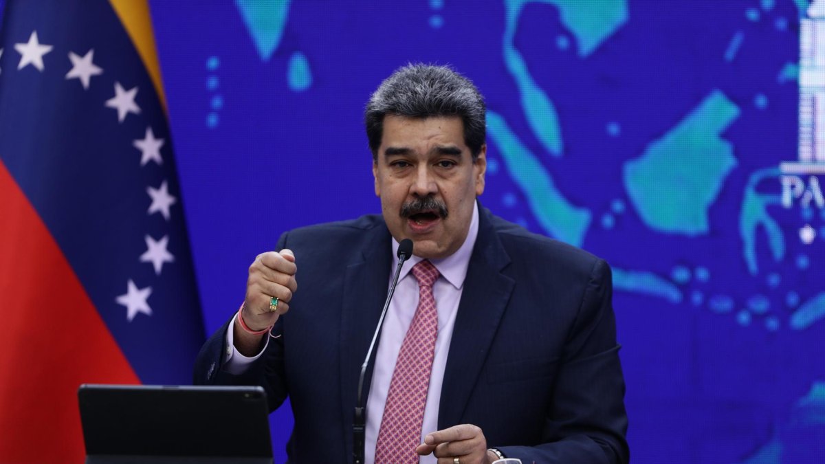 El presidente de Venezuela, Nicolás Maduro, habla durante una rueda de prensa desde el Palacio Miraflores, hoy, en Caracas (Venezuela).