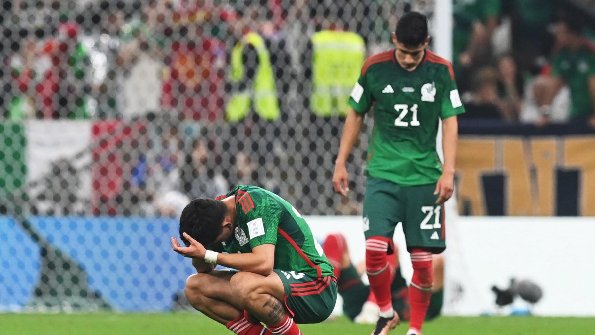 Los jugadores de México se lamentan en Lusail Estadio en Lusail, Qatar.
