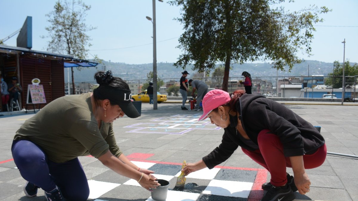 Tradiciones. En una parte de la plaza se pintaron juegos propios de Quito.