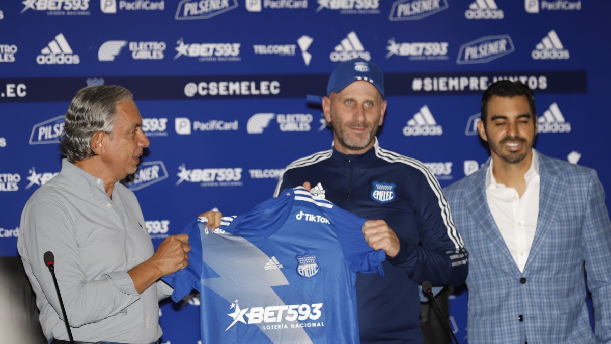 El entrenador de Emelec, Miguel Rondelli, tendrá contrato por una temporada.