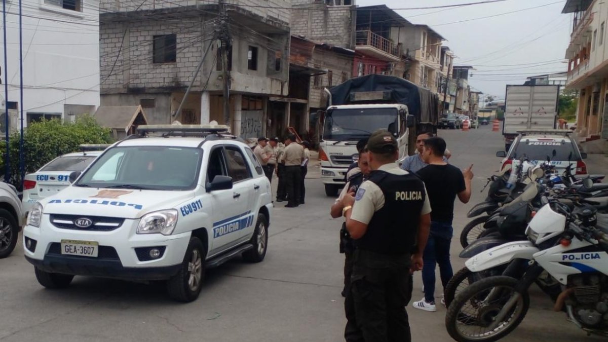 Agentes de la Policía iniciaron investigaciones para identificar el cuerpo hallado en el río.