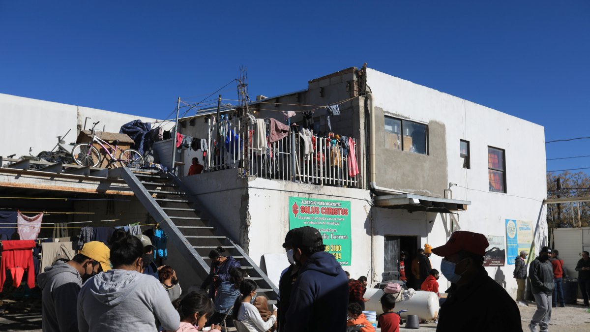 Migrantes de origen centroamericano permanecen en un albergue, en la fronteriza Ciudad Juárez, Chihuahua (México).  / Luis Torres