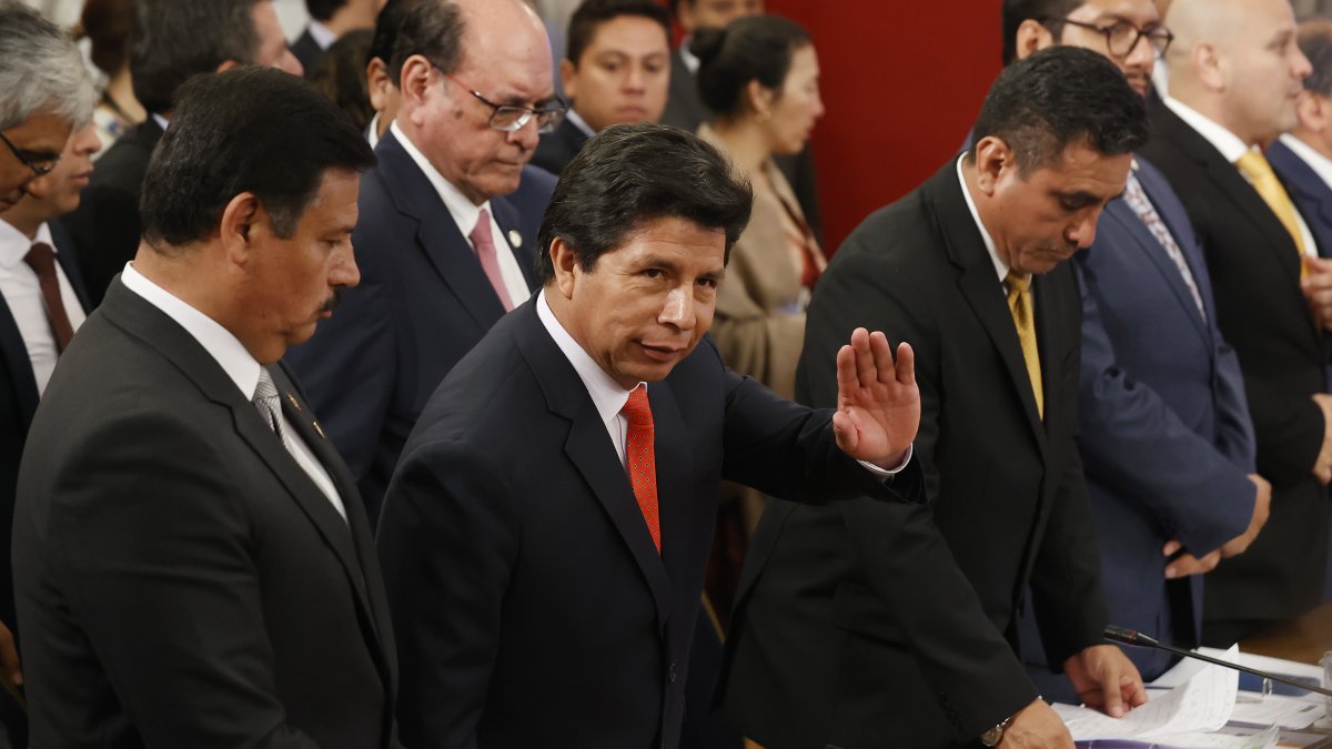 El presidente peruano, Pedro Castillo (c), participa en el IV Gabinete Binacional Chile-Perú, este 30 de noviembre, en el palacio presidencial de La Moneda, en Santiago (Chile). /Elvis González