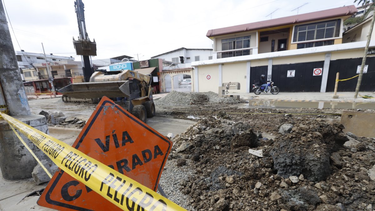 Vía cerrada. Varias cuadras se mantienen inhabilitadas y las maquinarias continúan trabajando