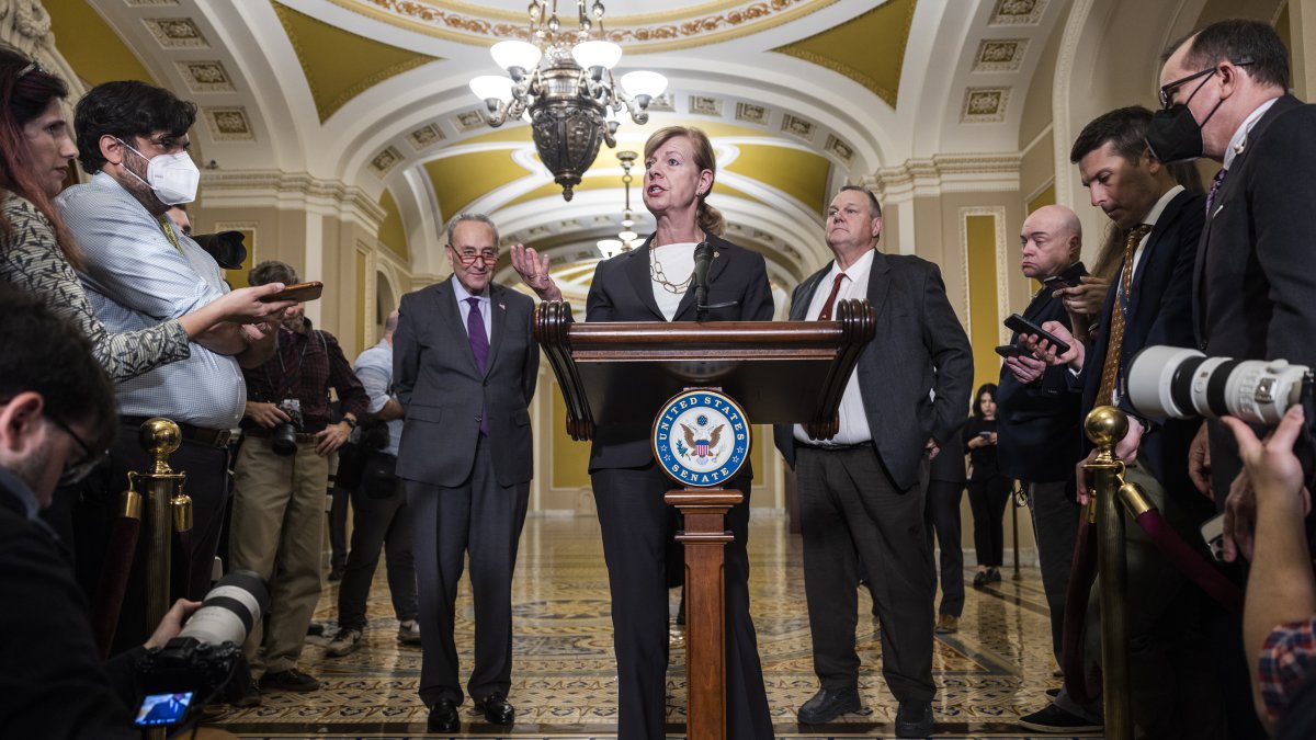 La senadora demócrata de Wisconsin Tammy Baldwin habla con los medios de comunicación sobre el proyecto de ley para proteger el matrimonio gay  /JIM LO SCALZO