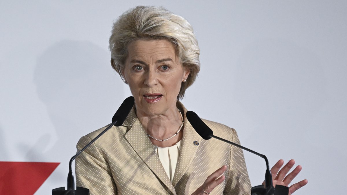 La presidenta de la Comisión Europea, Ursula von der Leyen, durante la cumbre informal de la UE en Praga, República Checa /MARTIN DIVISEK