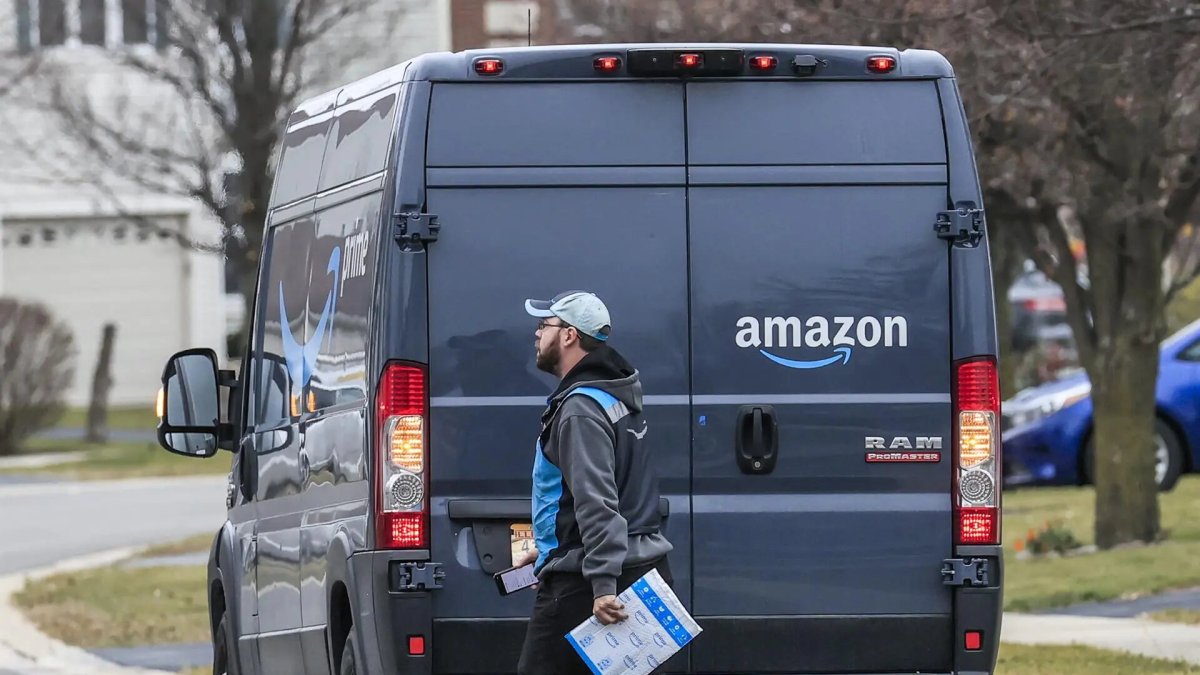 Empresa.- Un carro de Amazon moviliza los productos para entregar a clientes.