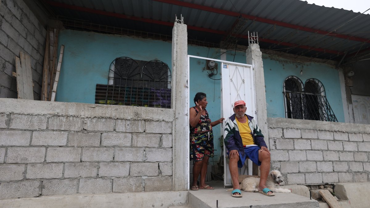 Ataque. Le llenaron de bala las paredes y puerta de su casa.