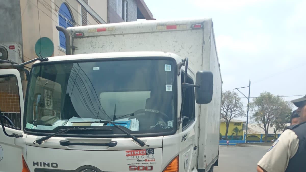 Babahoyo. El camión cargado con maíz, luego de haber sido hallado abandonado en una zona rural.