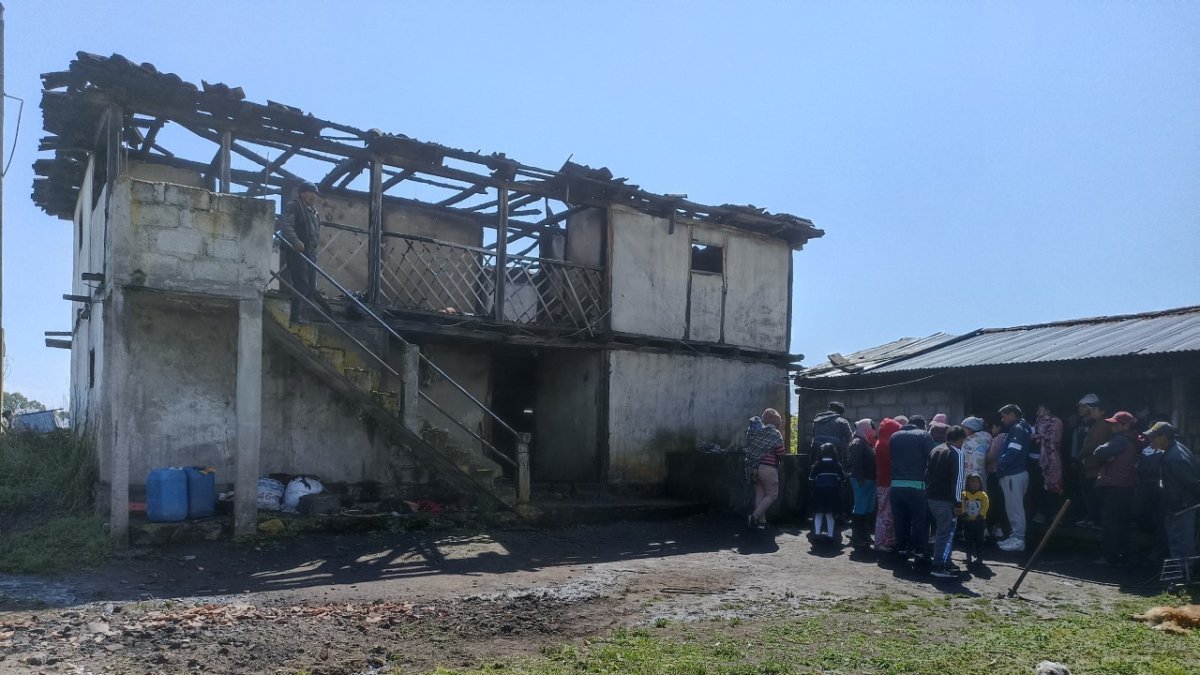 Tisaleo. Así quedó la casa tras el incendio que ocurrió la mañana de ayer.