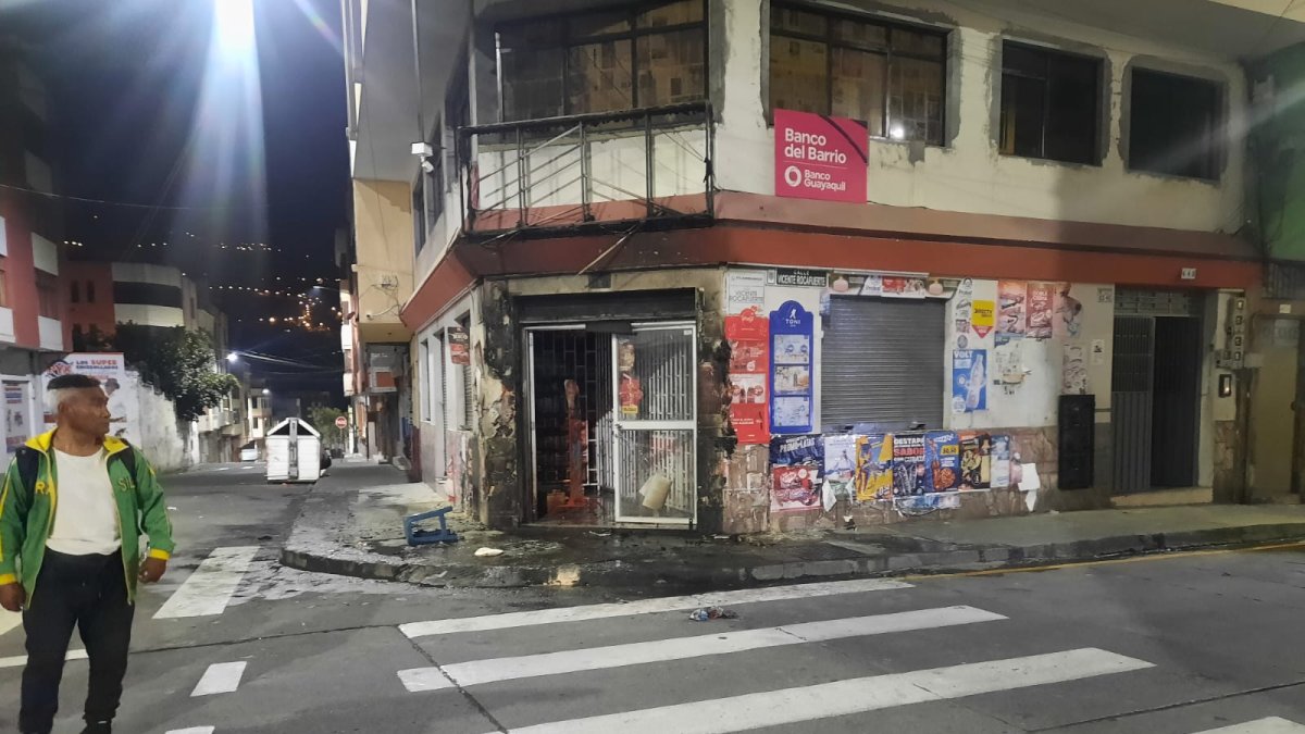 Ambato. Así quedó el negocio tras el atentado que sufrió.