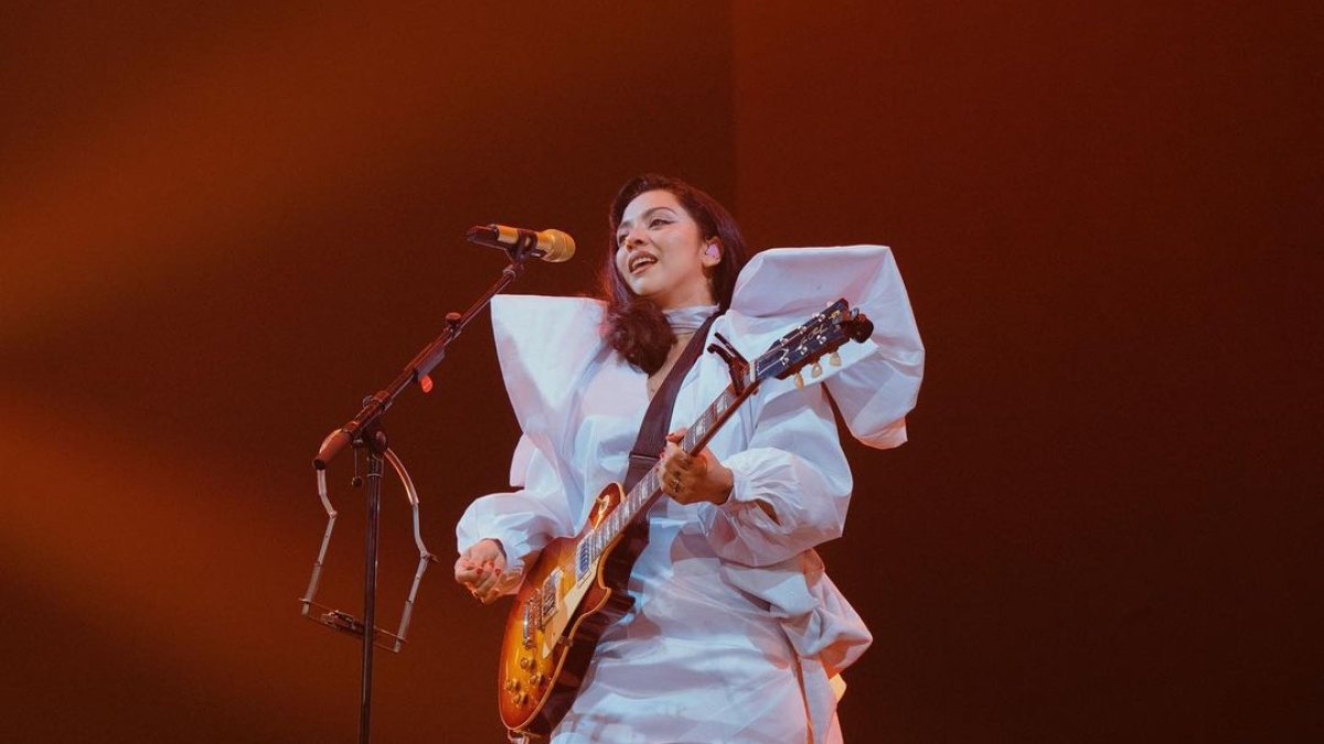 La muestra también incluye un escenario de muñecas gigantes que se conecta con la participación que tendrá la artista en el Festival Viña del Mar.