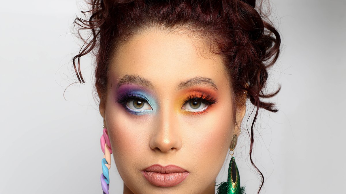 Este colorido maquillaje realzará su look.