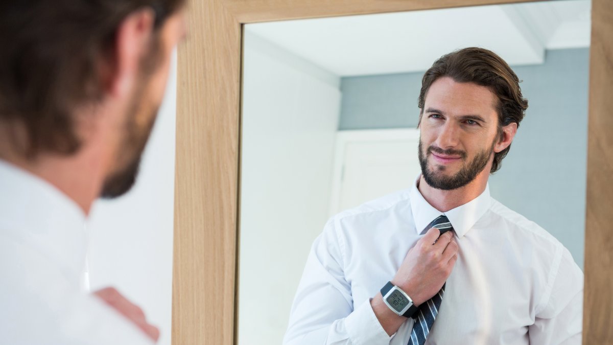 La corbata es un elemento que puede favorecer o estropear su look si no la lleva adecuadamente