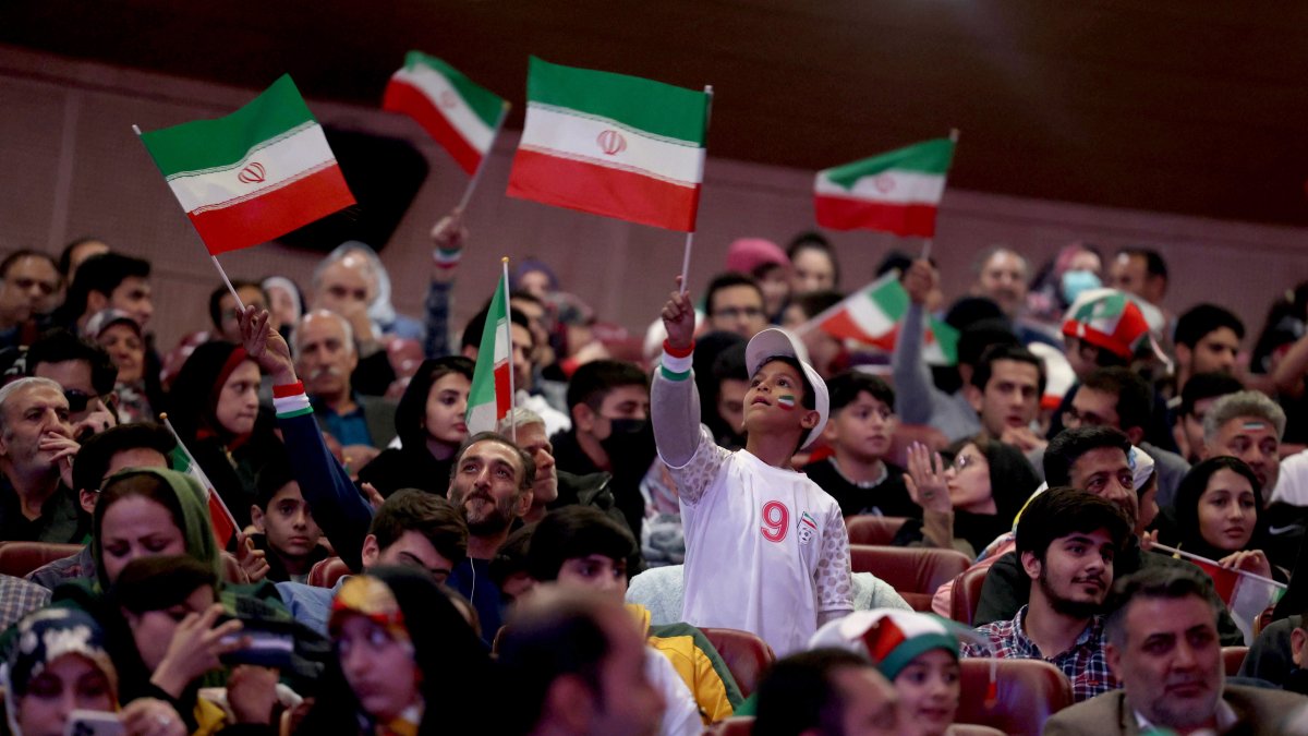 Aficionados mirando el partido entre Irán y Estados Unidos en Milad Sala en Teherán. EFE/EPA/STR