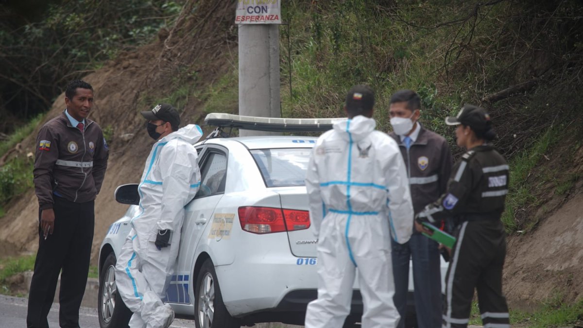 Personal de Criminalística en la escena del crimen.