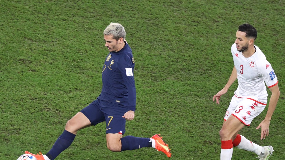 El gol de Antoine Griezmann fue anulado por el VAR, tras la reanudación del juego.