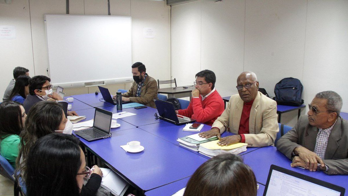 Delegados del Ejecutivo y de las organizaciones indígenas para verificar el avance del acuerdo 216 del Código de Trabajo en Petroecuador.