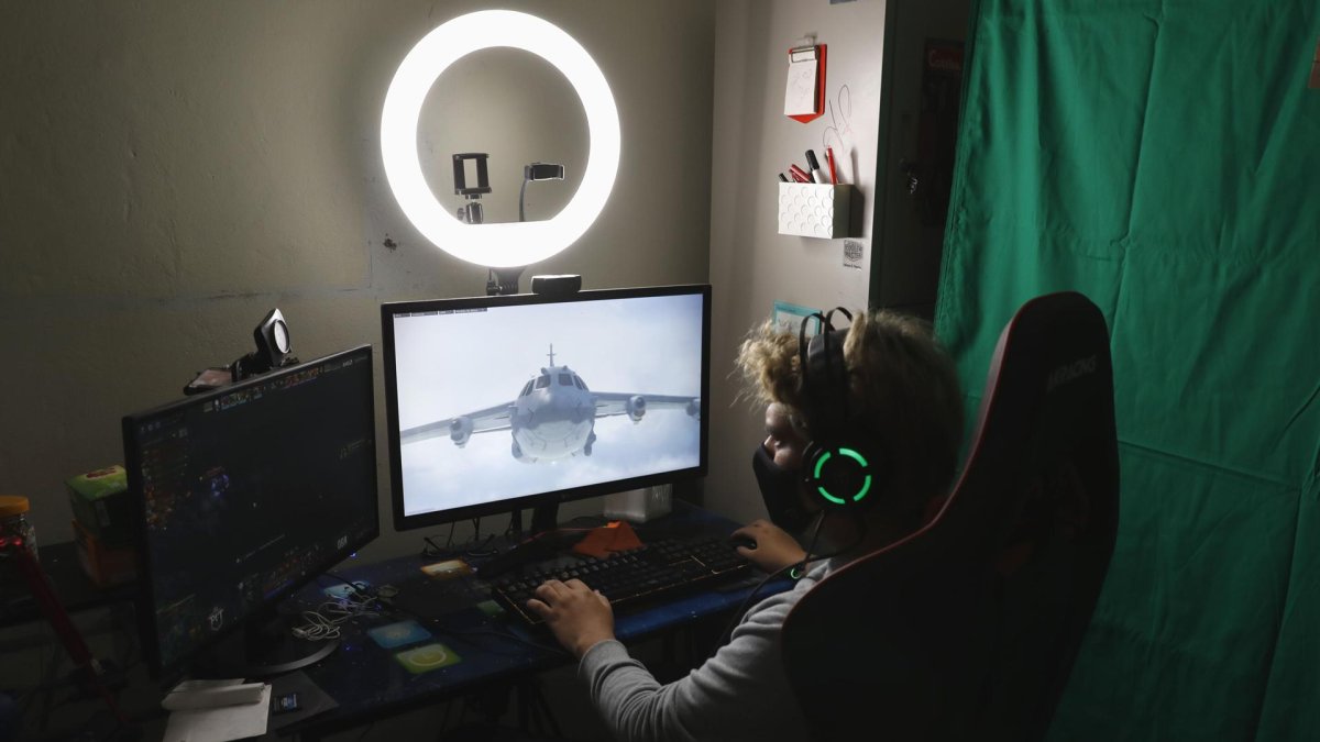 Un gamer compite con otros jugadores de Latinoamérica vía internet, , desde su casa en Lima (Perú), en una fotograía de archivo.