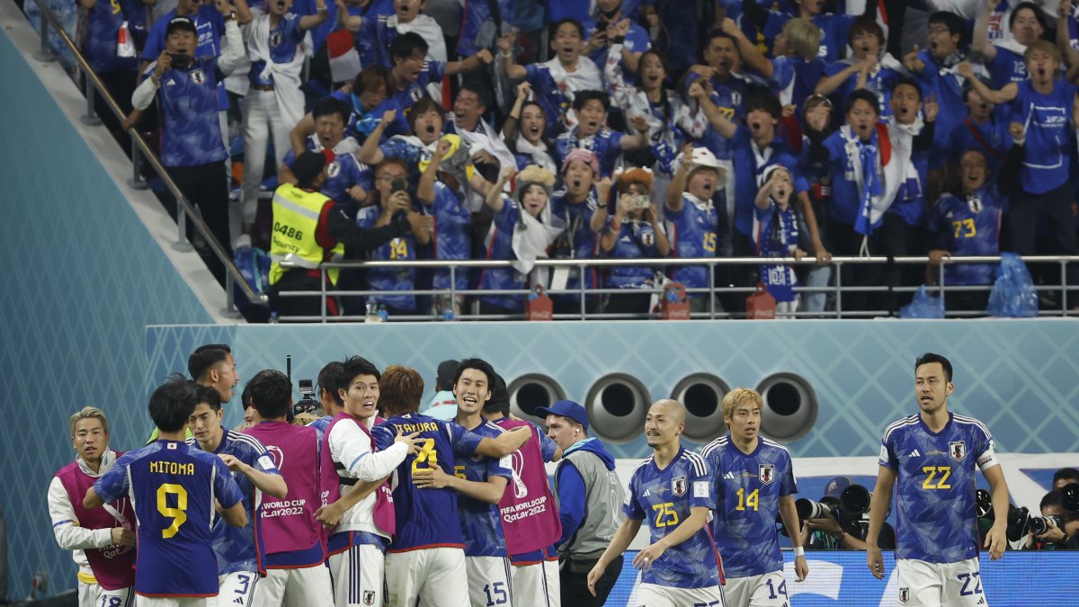 Jugadores de Japón celebran un gol de Ao Tanaka hoy, en un partido de la fase de grupos del Mundial de Fútbol Qatar 2022 entre Japón y España en el estadio Internacional Jalifa en Doha (Catar).