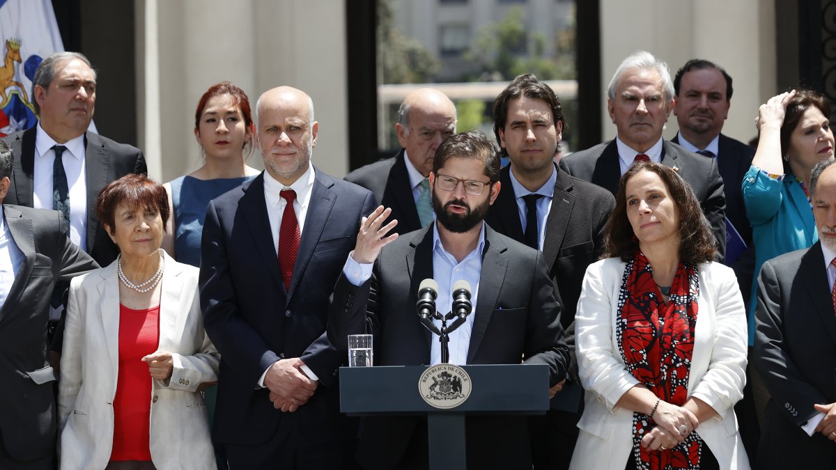 El presidente de Chile, Gabriel Boric (c), junto a la ministra de Relaciones Exteriores, Antonia Urrejola (2d), y  otras    autoridades, habla tras conocer el fallo judicial  EFE/